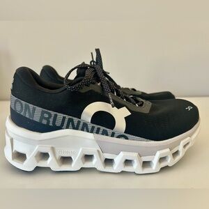 Women’s on cloudmonster 2 in black/frost size 7.5